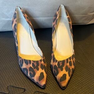 Leopard print mid-size Marc Fisher heels